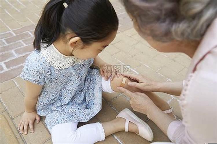 梦见已故奶奶摔倒在地上