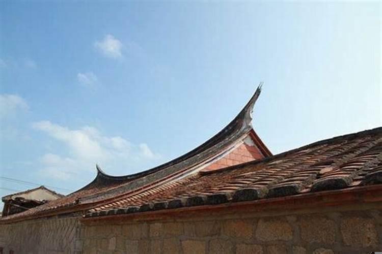 我家大门正对门前的屋脊，怎么办呢