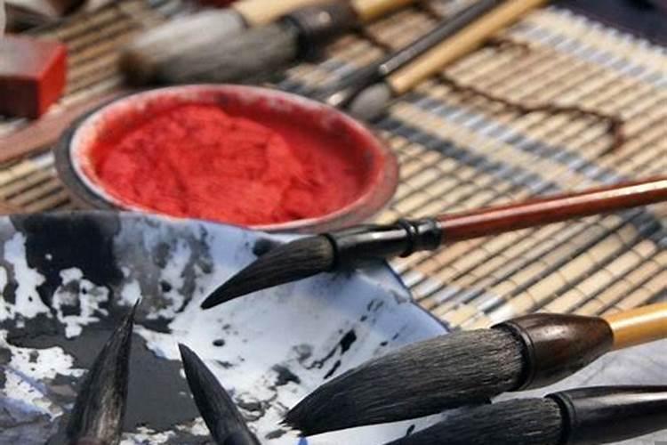 粉手镯是玉还是水晶