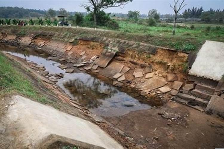 梦见河水从高处流下来