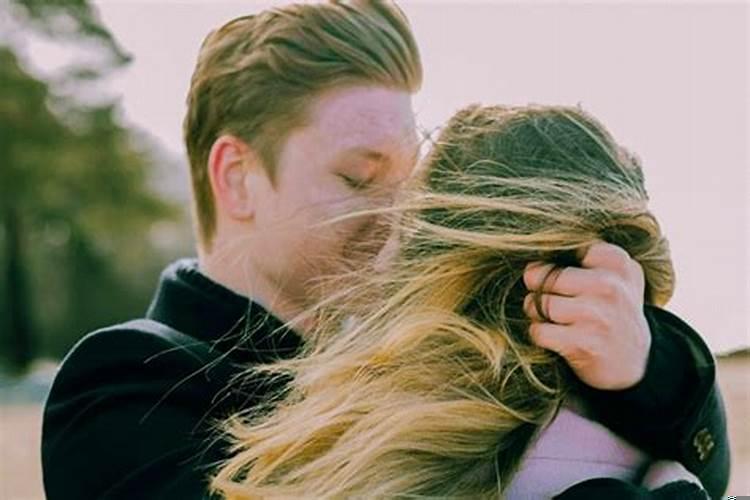 水瓶男心动的表现