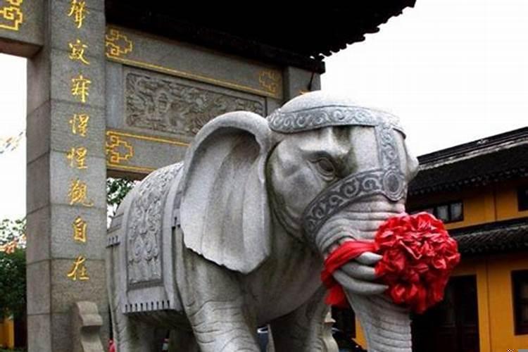 石狮用红布蒙住眼睛