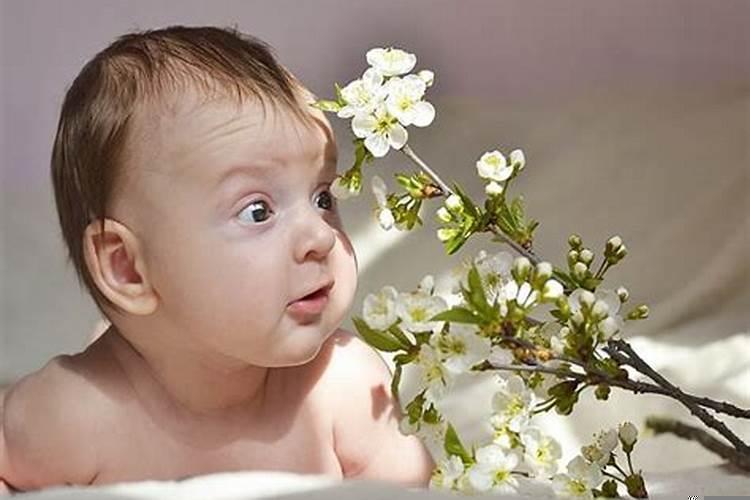 梦见和别的男人还有孩子在床上