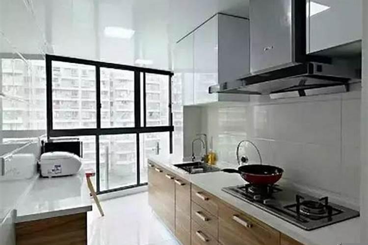 三面窗户的厨房装修