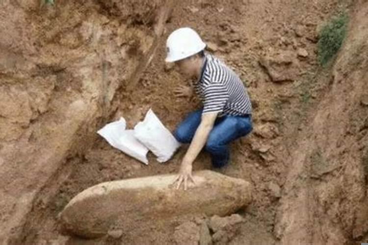 梦见在土里挖出煤炭