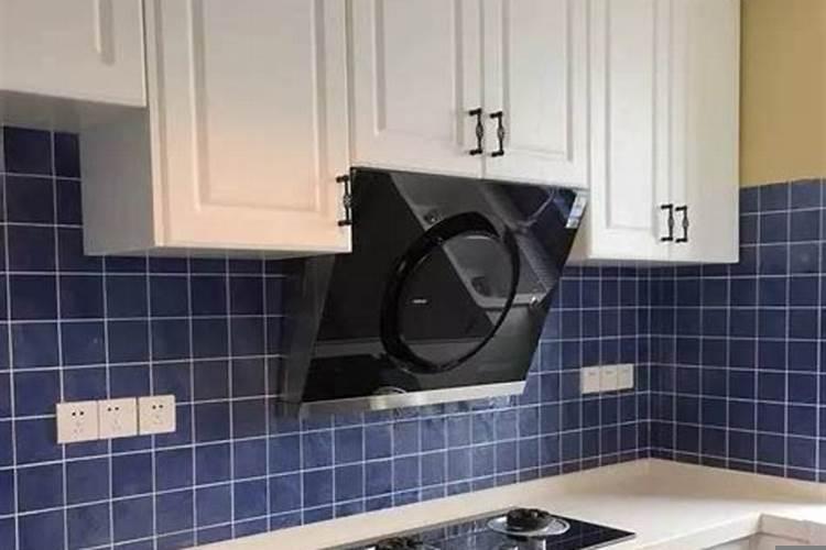 三面窗户的厨房装修