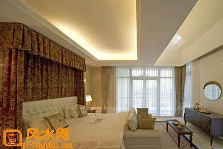 坟地里栽几棵柏树好