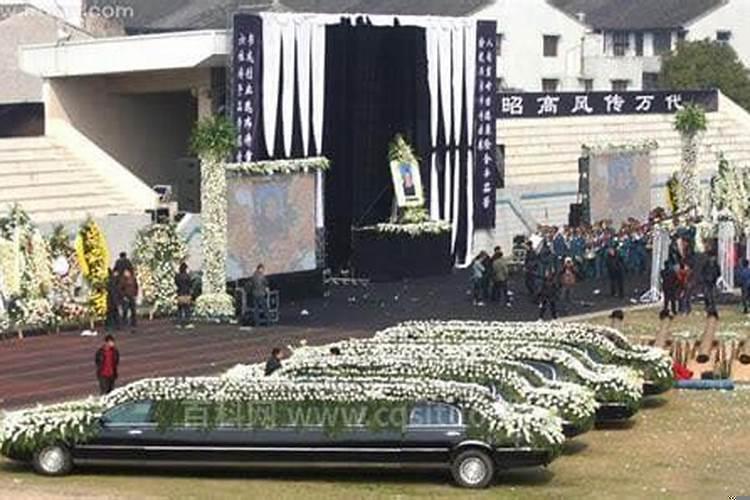 梦见参加葬礼预兆好多人全认识