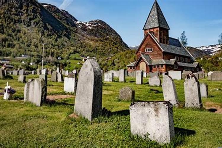 梦见好多坟墓是什么意思还在远处洒尿