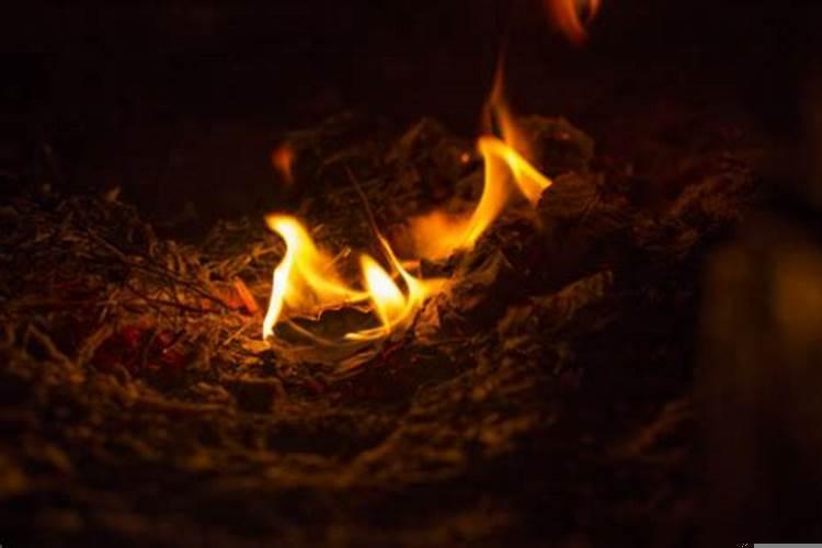 梦见自己被困火中