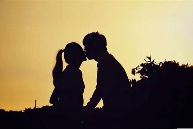 梦见自己和认识的女人接吻