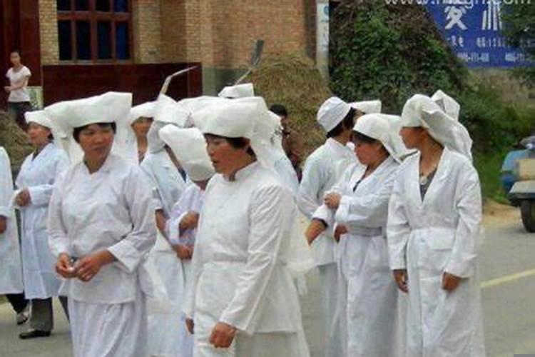 梦见有人穿白孝衣什么意思呢