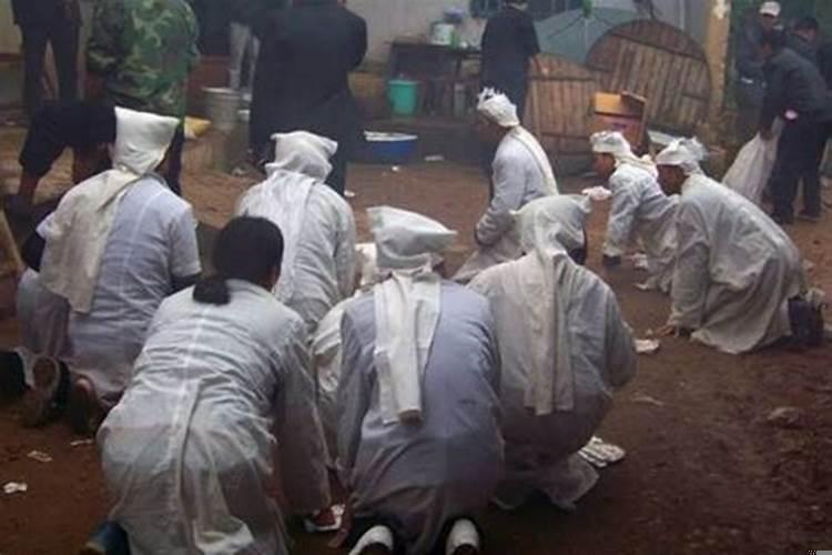 梦见有人穿白孝衣什么意思呢