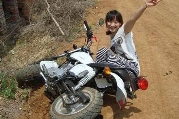 梦见骑摩托车摔倒了是什么意思