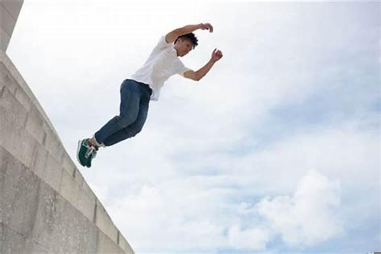 梦见自己往高处爬是什么意思