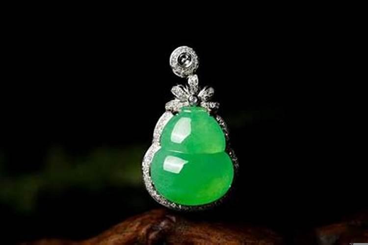 女士戴葫芦吊坠的寓意