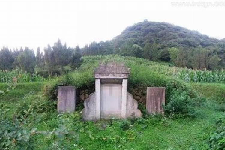 梦见父亲坟墓被水冲出棺材