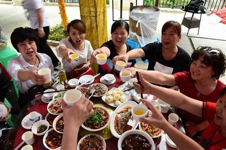 去完墓地再去参加婚礼好吗