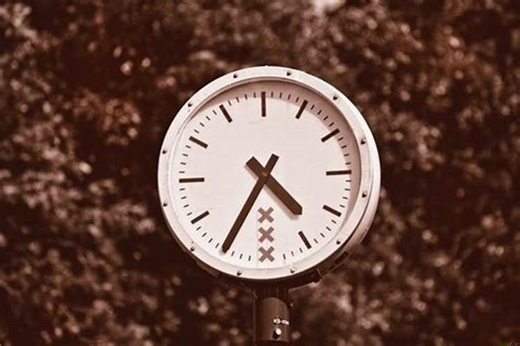 梦见天上有圆形时钟什么意思