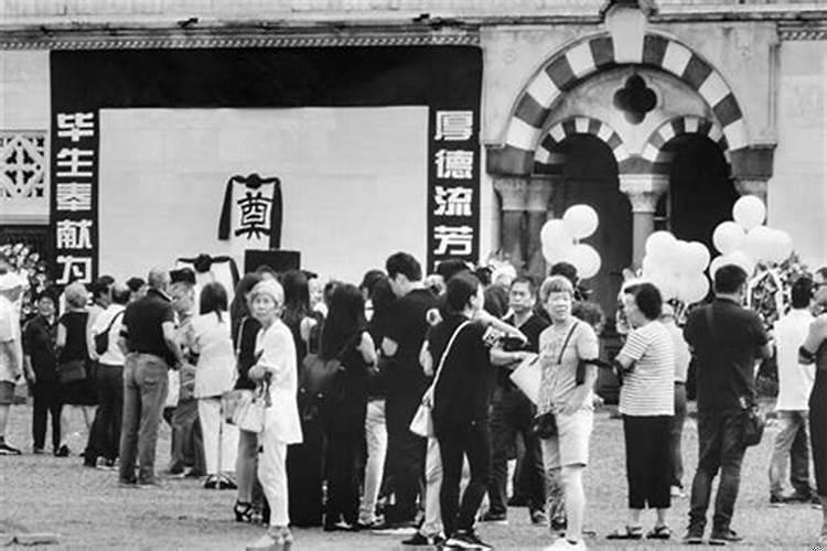 梦见葬礼和坟地