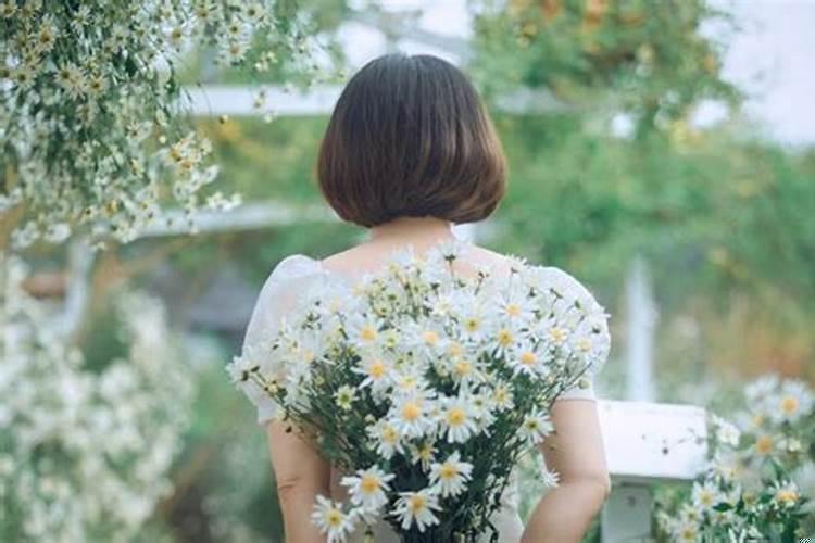 老人给孩子磕头