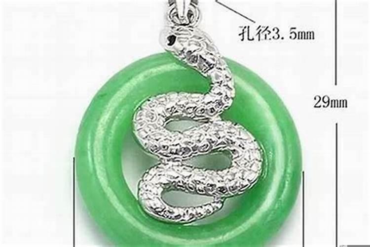 属蛇的可以戴龙吊坠吗