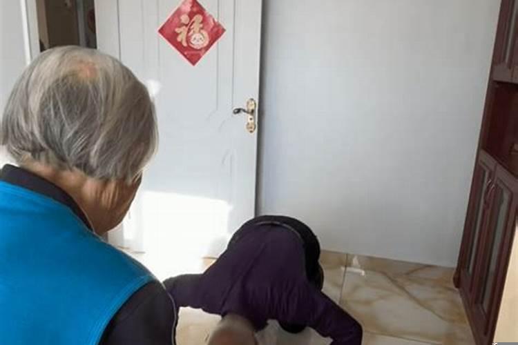 老人给孩子磕头