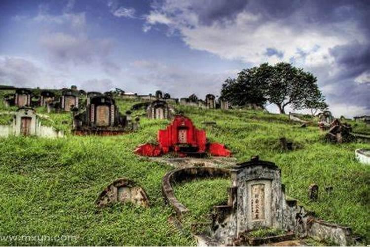 梦见很多坟墓还有新坟墓