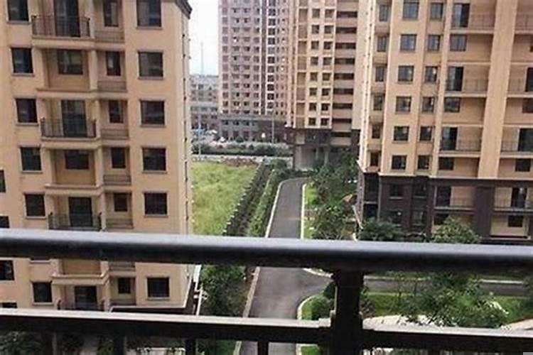 客厅和卧室正对着小区马路的