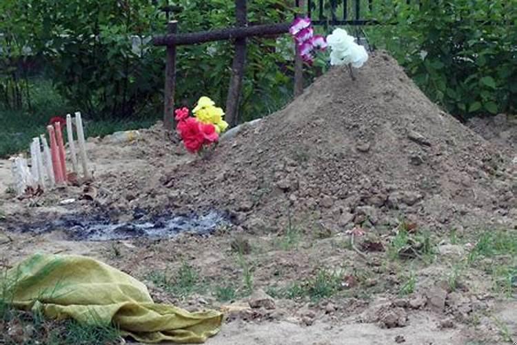 梦见很多坟墓还有新坟墓