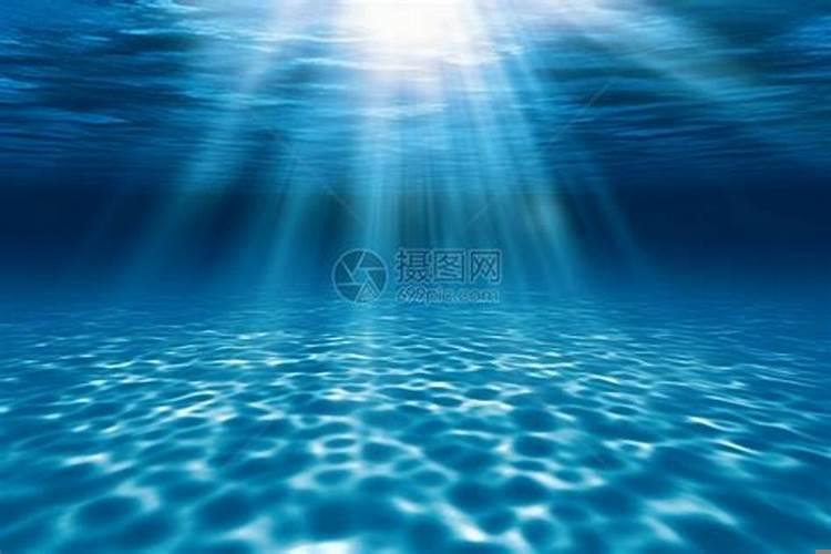梦见海水很蓝是什么意思