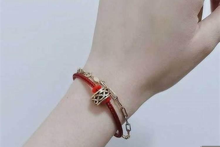 女生右脚带铃铛