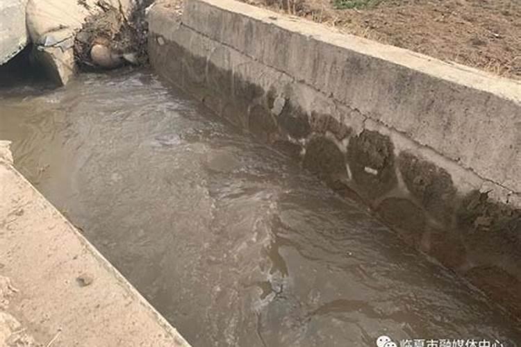 梦见水渠塌了水流出来了