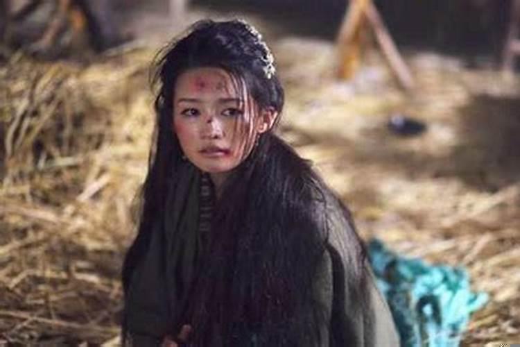 头上戴冠是何生肖