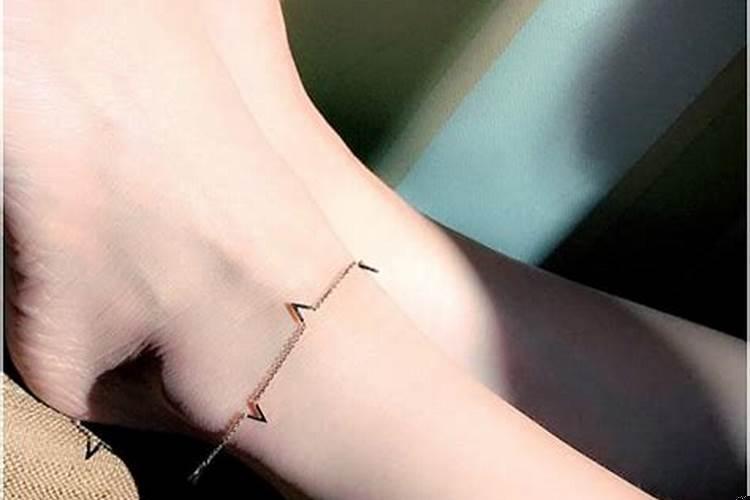 女生右脚带铃铛