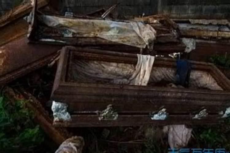 梦见石棺材里有死人