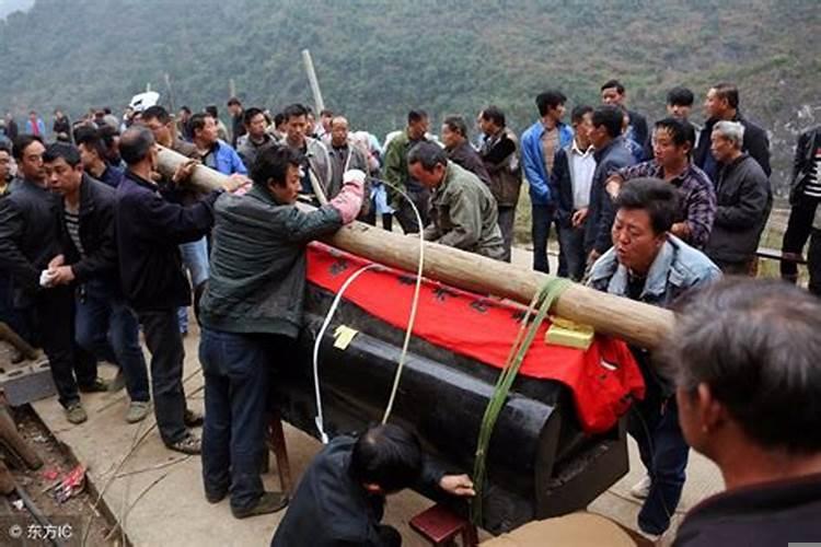 梦见抬棺材去埋葬路上棺材掉了
