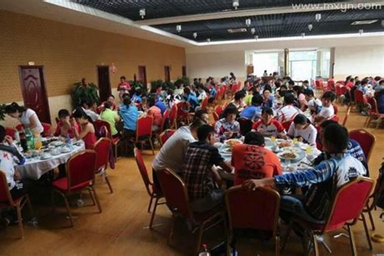 梦见家里喜宴来了很多人