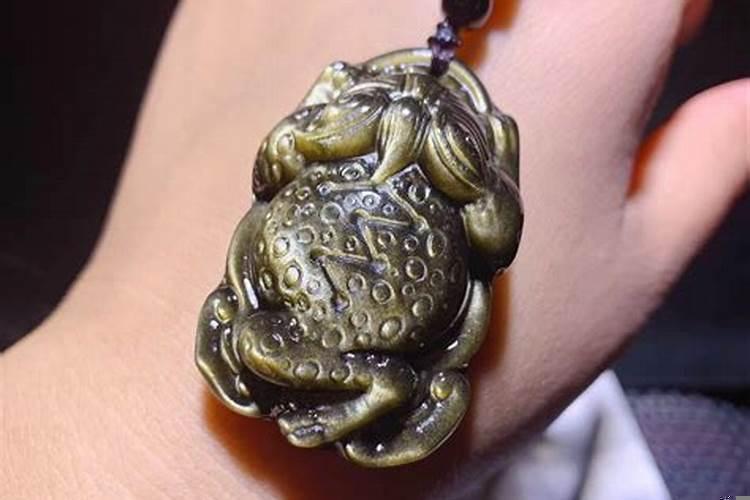 戴玉金蟾吊坠什么寓意
