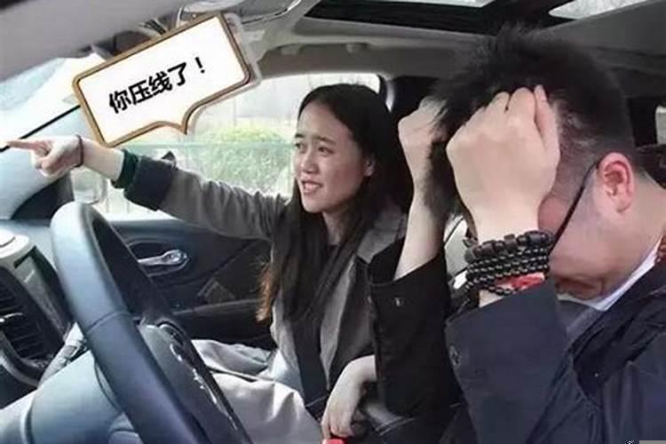 梦见前女友坐别人车走