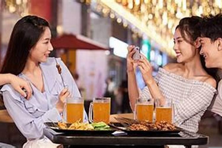 梦到熟人一起吃饭