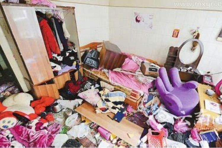 做梦屋里乱糟糟的