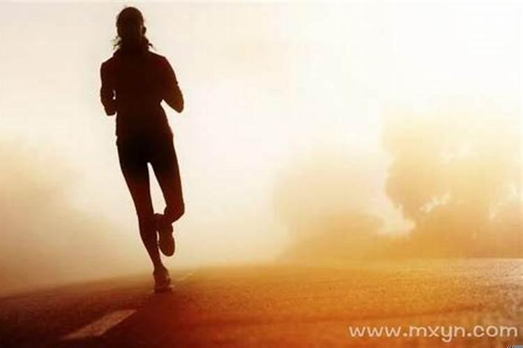 女人梦见被男的追着跑