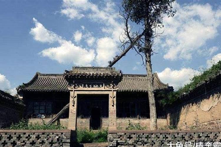 宁挨一座坟不挨一座庙