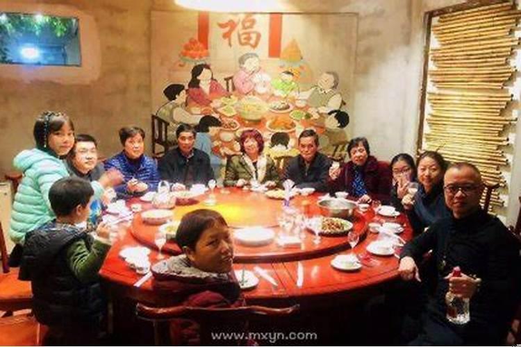 梦见很多人在一起是什么意思