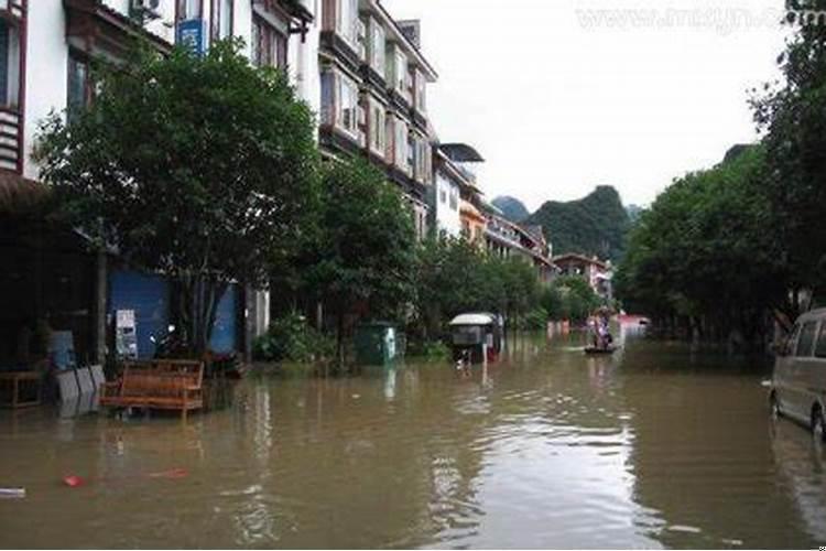 梦见好大的洪水滚滚而来