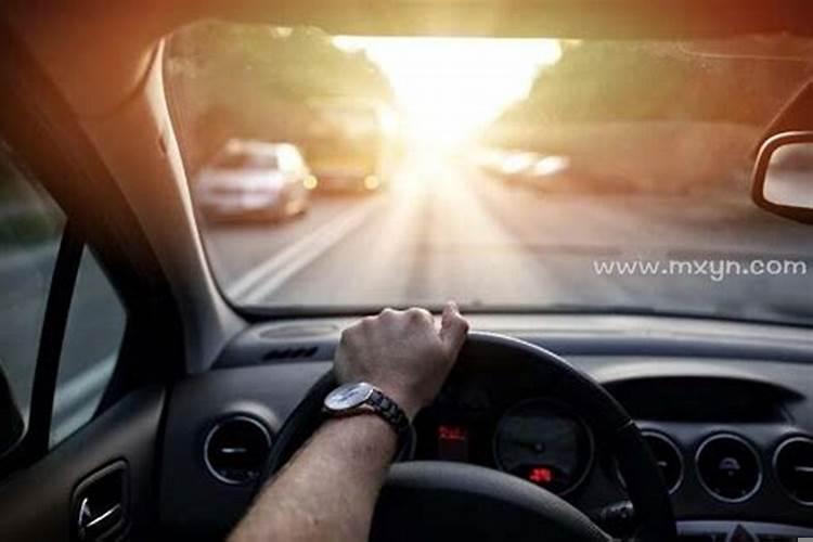 梦到不会开车的人开车