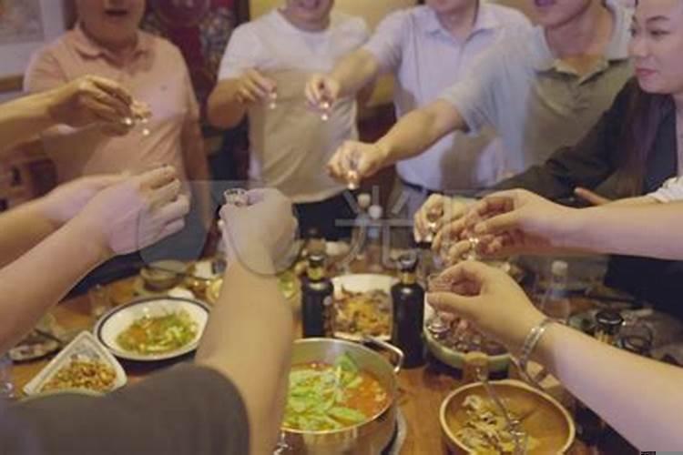 梦见过年亲戚聚在一起吃饭喝酒