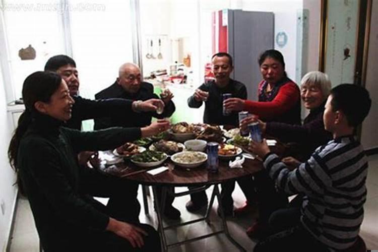 梦见过年亲戚聚在一起吃饭喝酒