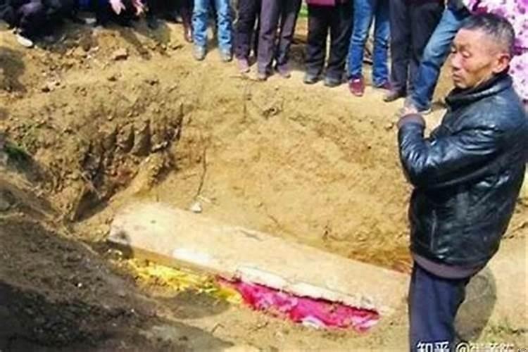 父亲的坟对谁的影响大?儿女要注意